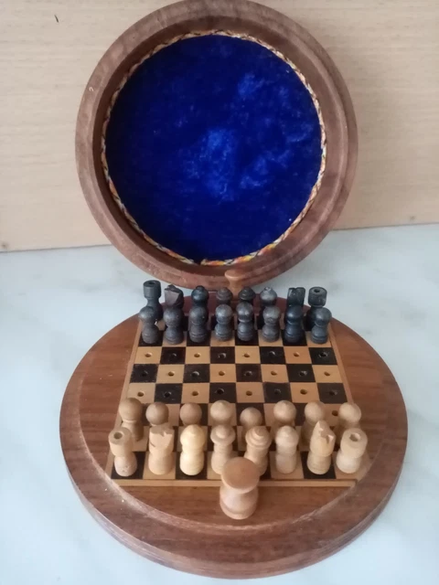 Ancien Jeu D'échecs En Terre Cuite Années 70 - 31 Pièces (11 à 14 Cm)