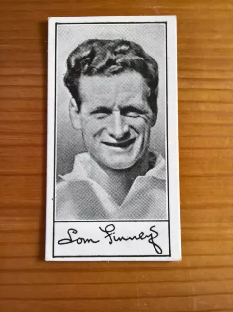 Barratt trade card: Famous Footballers Series A4 no. 33 Tom Finney, Preston