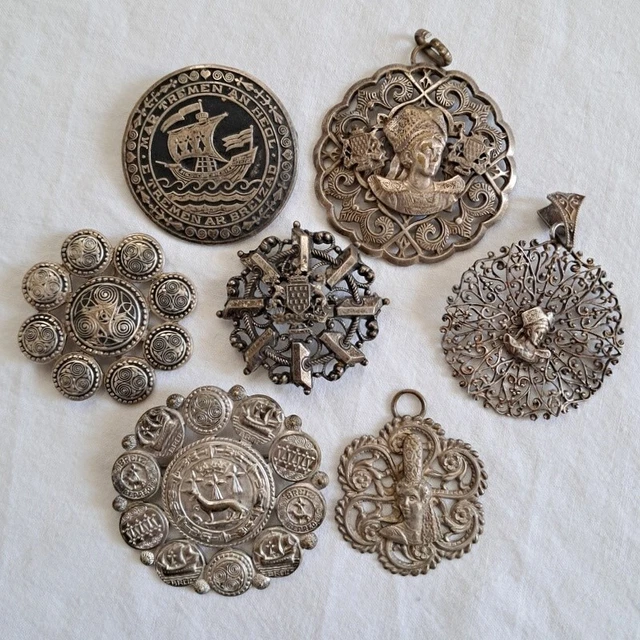 Lot De Bijoux Fantaisie Dorés : Broches, Pendentifs Et Bracelet – Très Bon état