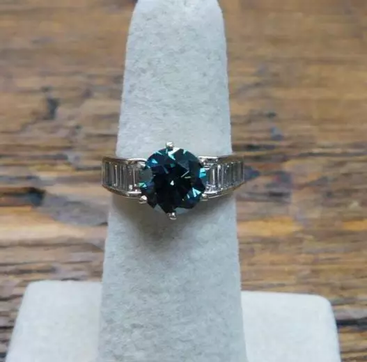 Bague en diamant bleu traité 3 ct avec accents baguette certifiée VVS1 !...