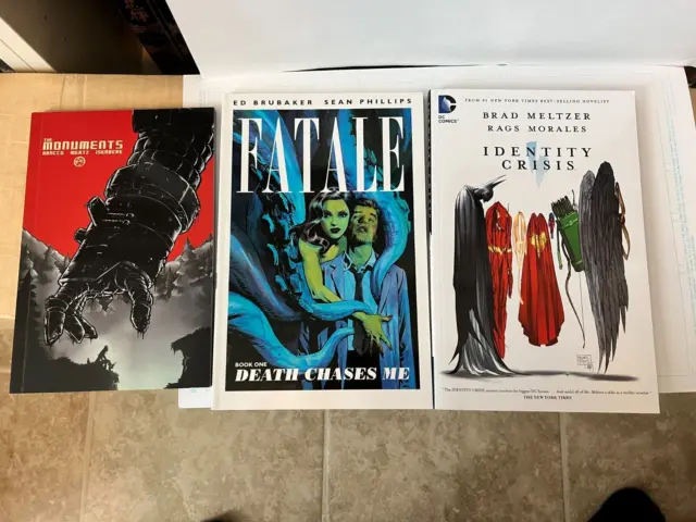 DC Comics IDENTITY CRISIS, Fatale Ed Brubaker Book 1, Monuments