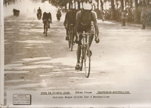 File:Tour de France 1928 Etape 13 Antonin Magne Arrivée.jpg - Wikimedia