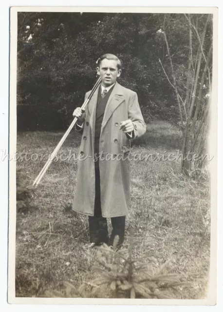 Junger Mann im Mantel mit Kamerastativ - Altes Foto 1920er 1930er