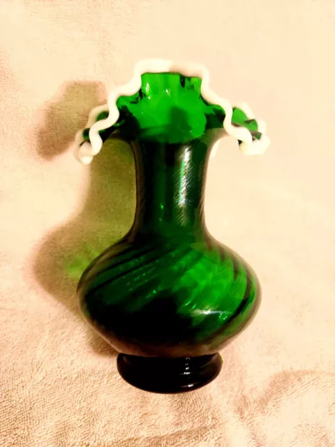 Mint Condition Fenton Art Glass Spiral Optic Vase Emerald Green Snow Crest 7”