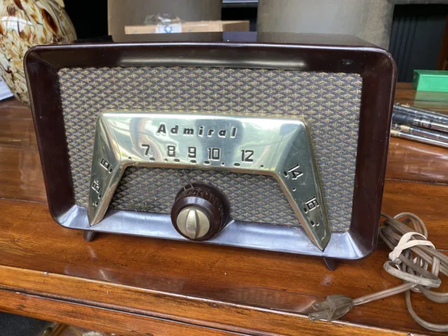 Cool Vintage ADMIRAL 6C22A Plastic 1950's Tube Radio, Plays Static!