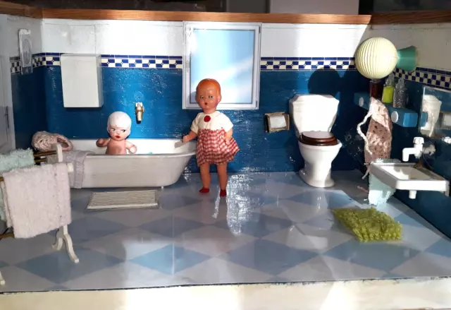 Ein Badezimmer für eine  Puppenstube, 2 Püppchen, 1 : 12, viel Zubehör