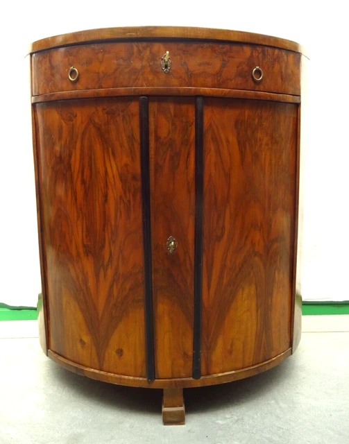 Credenza a mezzaluna lastronata in noce prima metà del 1800 Biedermaier tedesca