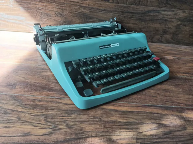 Máquina de escribir vintage Olivetti Underwood Lettera 32 - hecha en Italia