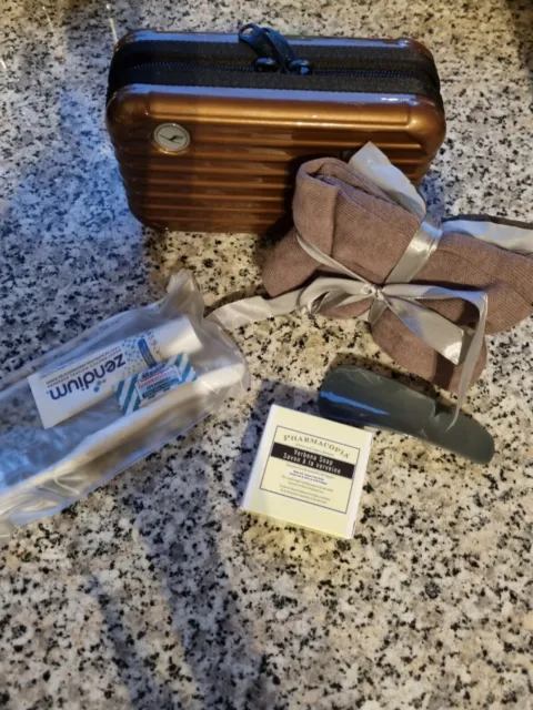 Lufthansa LH FIRST CLASS Amenity Kit RIMOWA - Metallic -  NAGELNEU