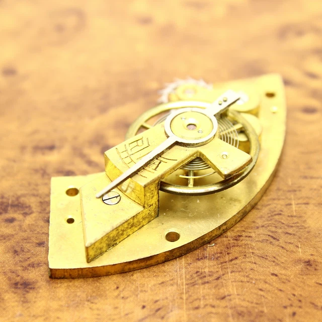 H watchmaker porte echappement pendule d'officier 337 480