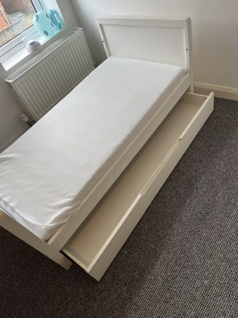 Toddler bed with mattress and 3 drawers chest