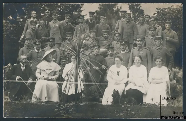 Foto I.WK Lazarett Krankenschwestern und Verwundete Soldaten mit Orden EK