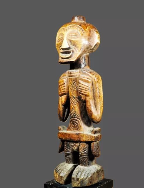 Art africain. Grande statuette sur socle. Ethnie Songye. R.D. CONGO. Afrique. 2