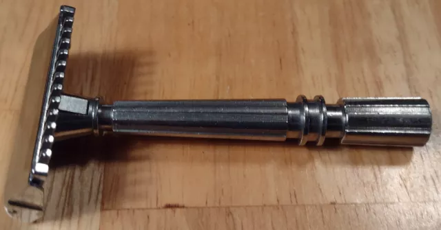 Vintage GEM MICROMATIC single-edge chrome razor in burgundy bakelite case.