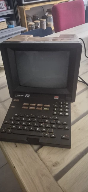 Minitel 9 NFZ 300 modem PTT France bartop borne jeux vidéo vintage Minitel 9 NFZ 300 modem PTT France bartop borne jeux vidéo vintage