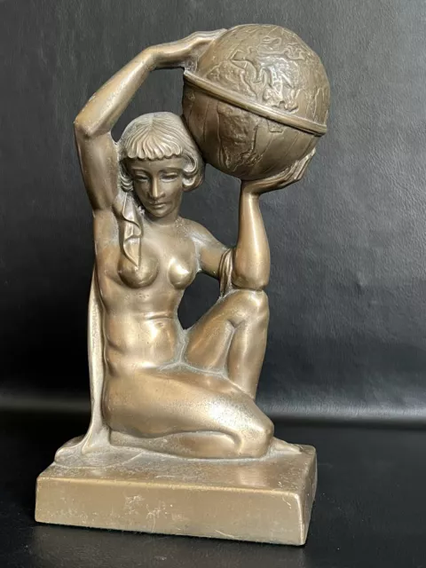 Antike alte Figur Skulptur knieender Akt mit Weltkugel Metallguss bronziert
