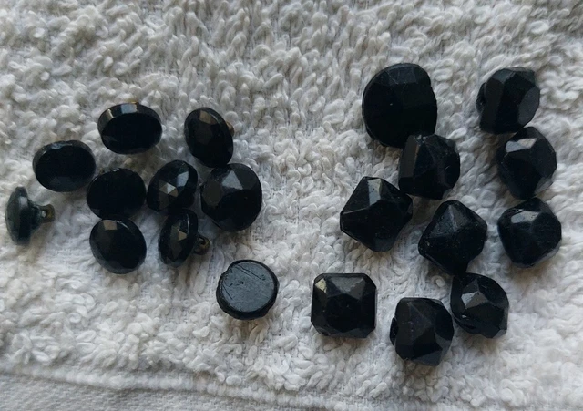 20 Anciens Petits Boutons En Verre Ou Jais À Facettes   Superbes