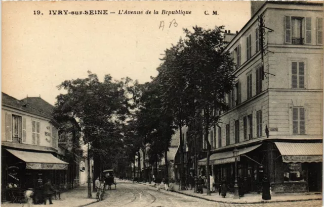 CPA IVRY-sur-SEINE - L'Avenue de la République (659468)