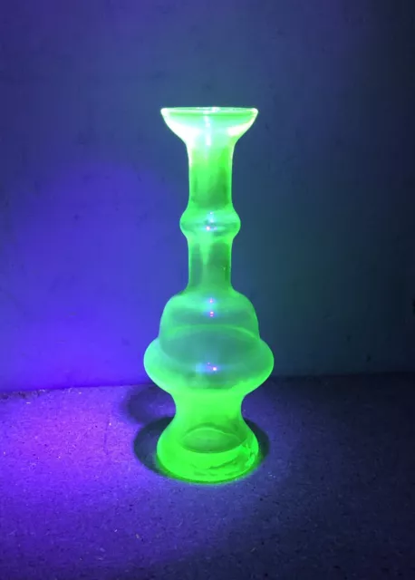 Ancien vase / soliflore en ouraline 18cm Verre vert Uranium Vaseline Urane glass