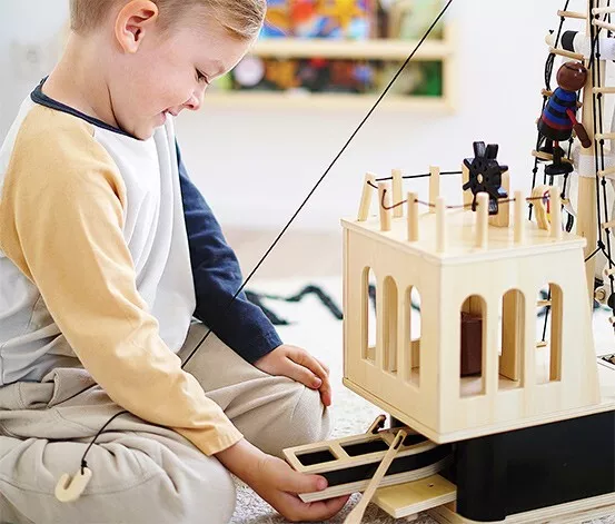 small foot Piratenschiff für Biegepuppen aus Holz, großes Spielschiff mit reichl 2