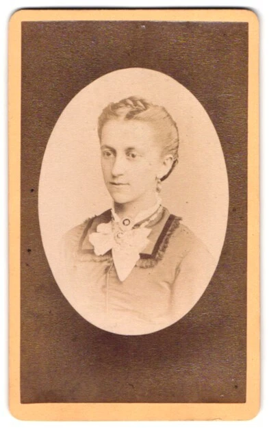 Fotografie B. Sparmeyer, Herrnhut, Berthelsdorferstr. 14, Junge Dame in weißer