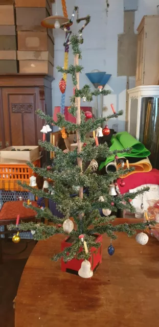 wunderschöner, großer Federbaum - Weihnachtsbaum mit Christbaumschmuck & Kerzen