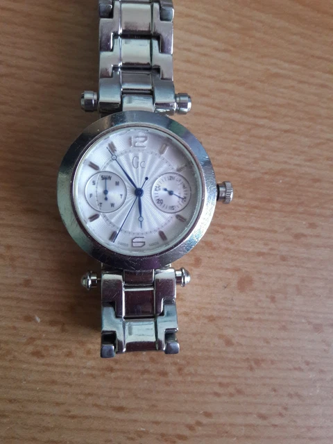 Montre Bracelet Femme GUESS COLLECTION GC - Mouvement Quartz - Boîtier Et Bracelet Acier Argenté - Cadran Aubergine - Occasion