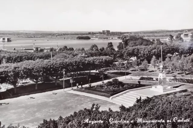 Cartolina - Augusta ( Siracusa ) - Giardino e Monumento ai Caduti - 1950 ca.