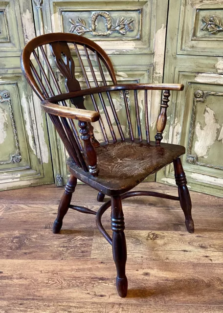 Antique Windsor Low Spindle Back Arm Chair In Elm And Oak Wood. 19th Century