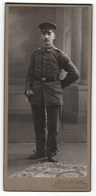 Fotografie Karl Hertlein, Stuttgart, Portrait Soldat in Uniform mit Schirmmütze