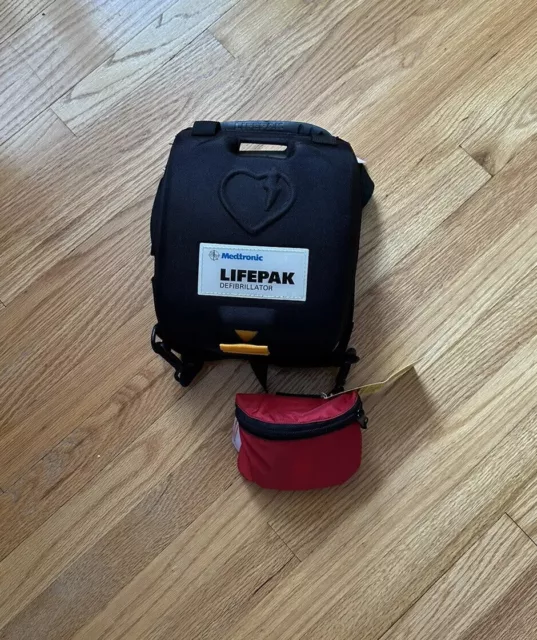Medtronic Lifepak 1000 Defibrilator w/Carrying Case