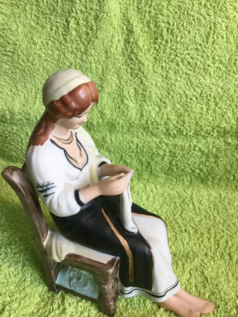 Porzellan Figur, nähende Frau, sitzend,  Höhe  17cm