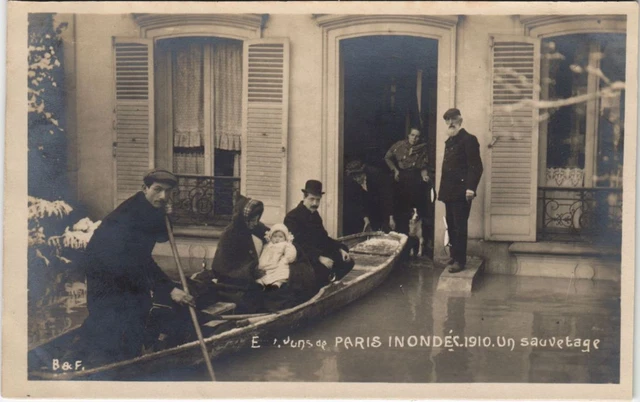 CPA Inondations 1910 PARIS un sauvetage (996094)