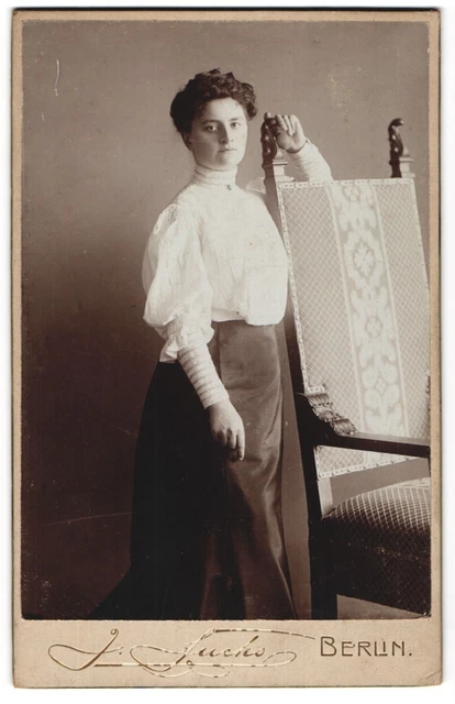 Fotografie J. Fuchs, Berlin N., Friedrichstrasse 108, Junge Frau in weißer Blus