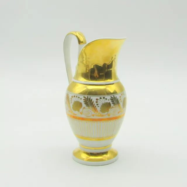 Paris. Pot à lait en porcelaine à décor de fleurs et feuillages or, XIXe