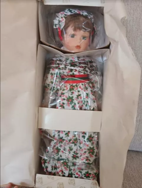 Christmas Porcelain Doll Holly Heritage Signature Collection Vintage! Mint!