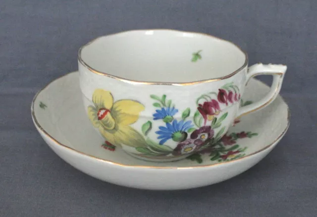 Alte Teetasse Tasse mit UT HEREND. Blumen