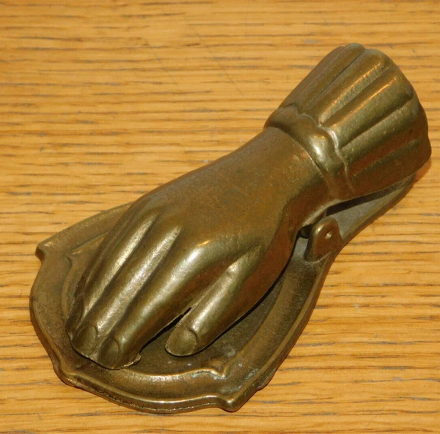 vintage LAITON HEURTOIR à RESSORT de porte d'entrée STATUE de MAIN plaque TOQUER