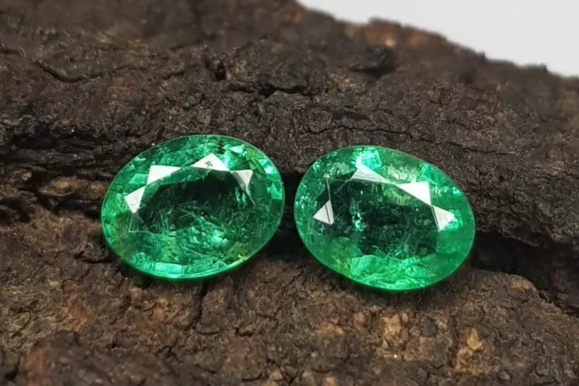 Coppia calibrata di smeraldi naturali dello Zambia da 1,61 ct, taglio...