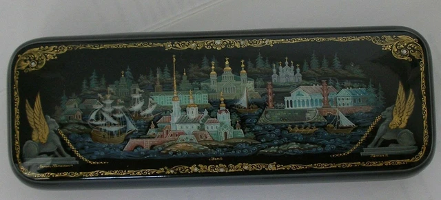 Lackkunst. Lackmalerei. Schöne Dose mit Sehenswürdigkeiten von Sankt Petersburg