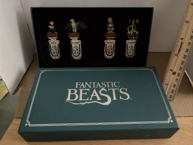 https://www.picclickimg.com/jiMAAOSwBetkkEdN/Fantastic-Beasts-Collectors-Bookmark-Set-Warner-Brothers-The.webp