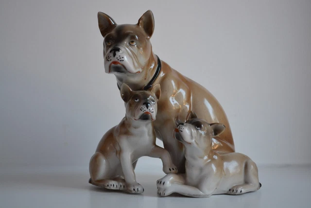 Superbe Groupe De Bouledogue En Biscuit