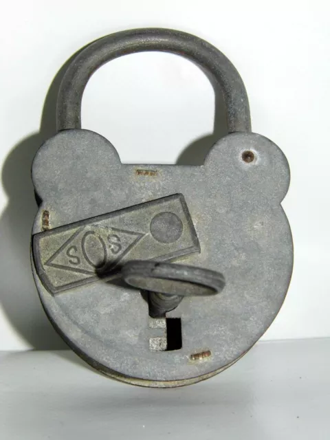 Très gros cadenas ancien avec sa clef en état de marche collection design  indust