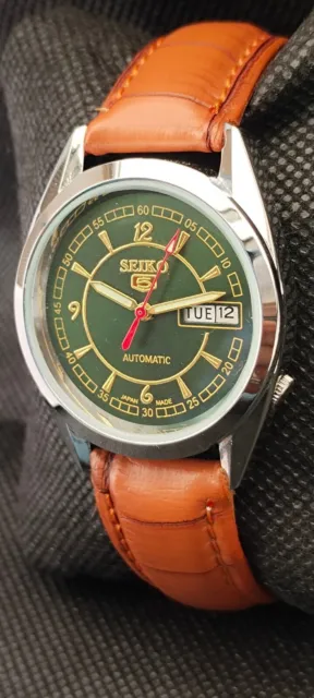 Vintage Seiko 5 Automatic Japan Made Day Date Men's Wrist Watch Looking Good 2
