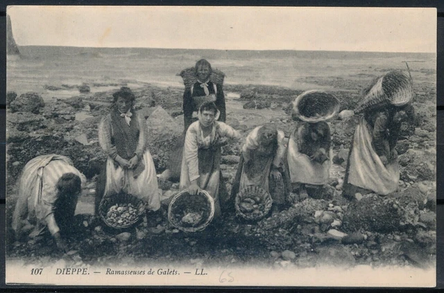 [CPA451] France, Dieppe - Ramasseuses de Galets - very nice old postcard