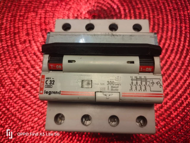Disjoncteur Différentiel Legrand 07980 – 32A, 400V, 300mA, D’occasion Mais OK !