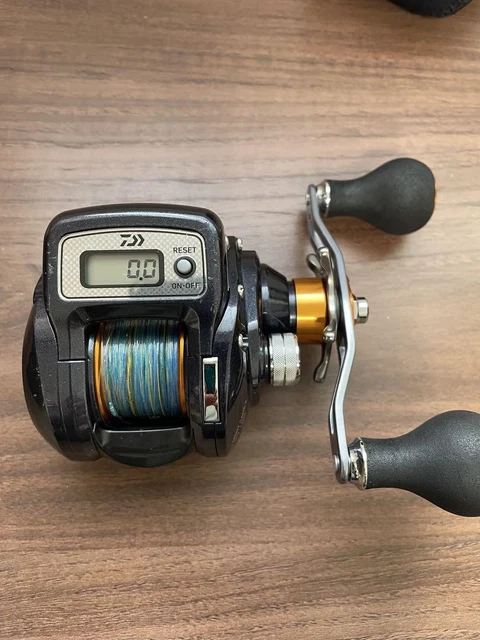 DAIWA 15 LIGHT Game X ICV 300 Spinning Reel Used Excellent