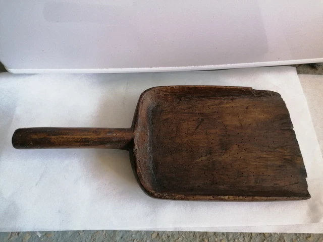 Brouette avec outils de jardin comme une pelle, un râteau et une fourche sur fond blanc. Chariot
