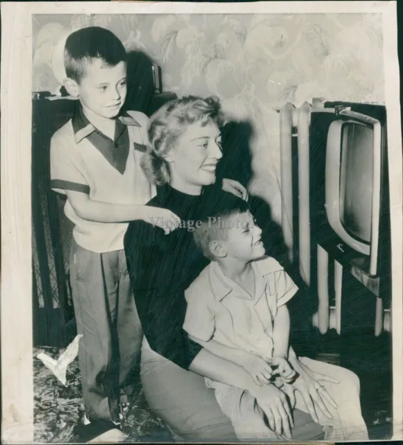 1954 Sports James Rhodes Wife Dobbs Ferry Ny Ronald Giants 8X8 Vintage Photo