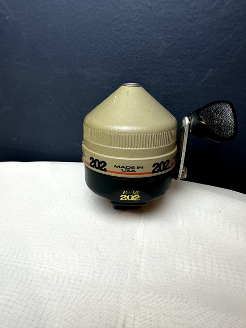 Reel Carrete Zebco 202 Pesca Cerrado Spincast Color Negro | Cuotas sin interés